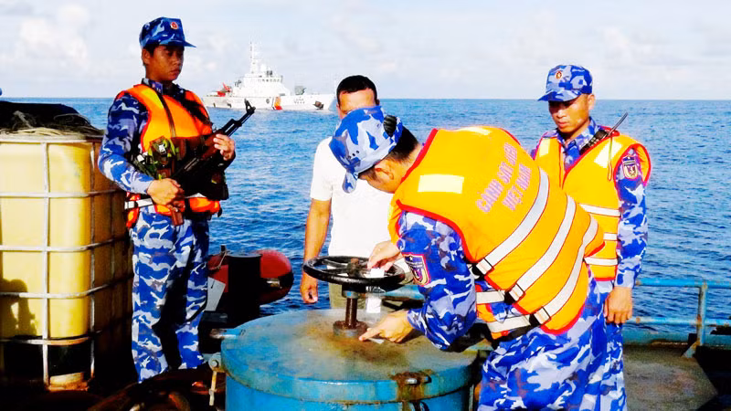 Bộ Tư lệnh Vùng Cảnh sát biển 4 tiếp nhận, xử lý 13 vụ/14 tàu vận chuyển gần 1,2 triệu lít dầu D.O trái phép. 