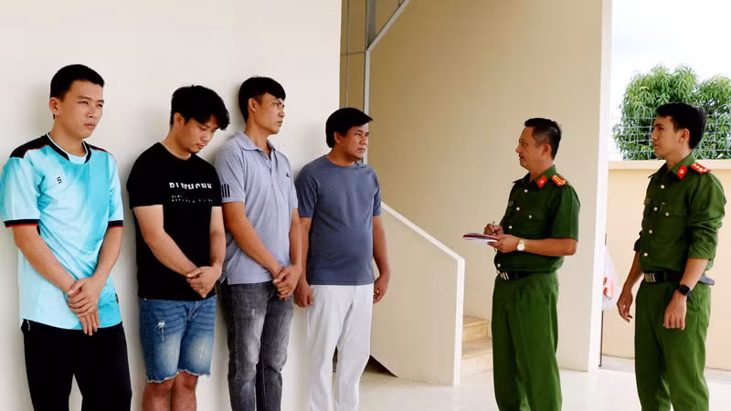 Các đối tượng bị bắt tạm giam.