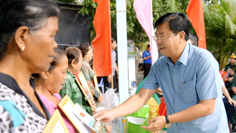 Bí thư Tỉnh ủy Kiên Giang Nguyễn Tiến Hải tặng quà cho đồng bào Khmer nhân dịp Tết cổ truyền Chôl Chnăm Thmây. (Ảnh: PHƯƠNG VŨ)