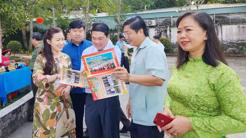 Đại biểu xem các ấn phẩm báo chí của các địa phương tại Hội báo Xuân Ất Tỵ tỉnh Kiên Giang năm 2025.