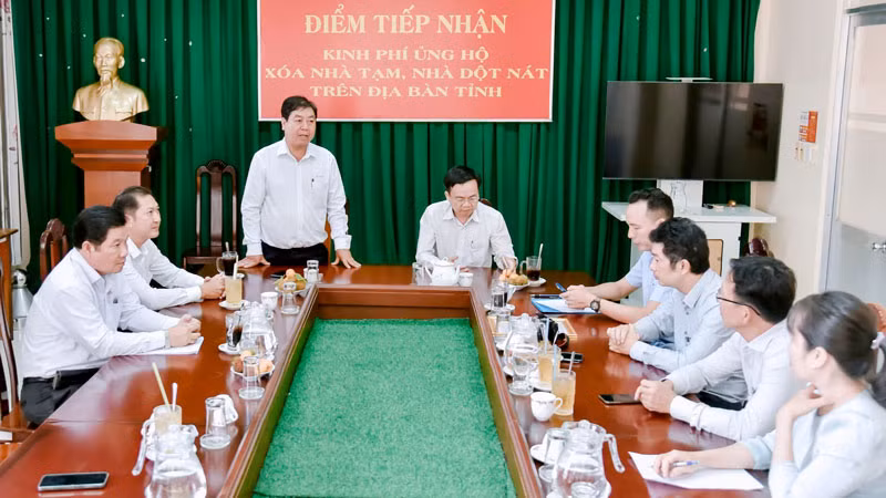 Quang cảnh buổi trao kinh phí.