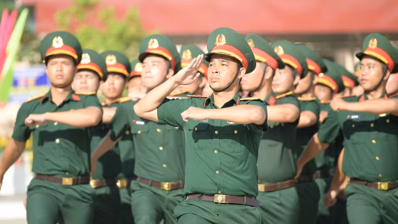 Lực lượng vũ trang tỉnh Kiên Giang duyệt đội ngũ. (Ảnh: PHƯƠNG VŨ)