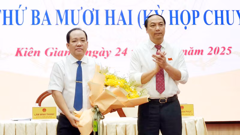 Chủ tịch Hội đồng nhân dân tỉnh Kiên Giang Lâm Minh Thành tặng hoa chúc mừng tân Phó Chủ tịch Ủy ban nhân dân tỉnh Kiên Giang Nguyễn Thanh Phong.