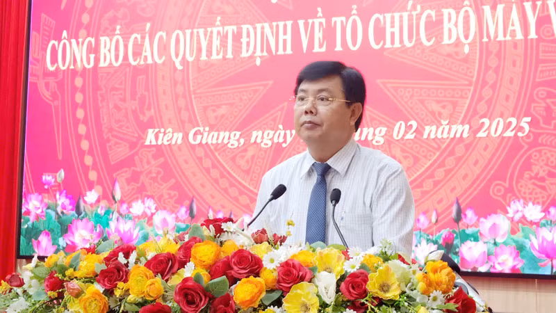 Ủy viên Trung ương Đảng, Bí thư Tỉnh ủy Kiên Giang Nguyễn Tiến Hải phát biểu giao nhiệm vụ cho các cơ quan, đơn vị mới thành lập.