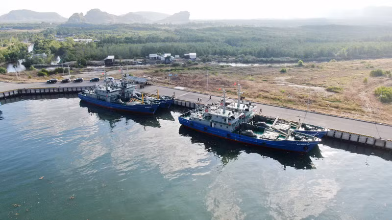 Bộ Chỉ huy quân sự tỉnh Kiên Giang tiếp nhận 4 tàu dịch vụ hậu cần đóng mới cho Hải đội dân quân thường trực tỉnh. (Ảnh: PHƯƠNG VŨ)