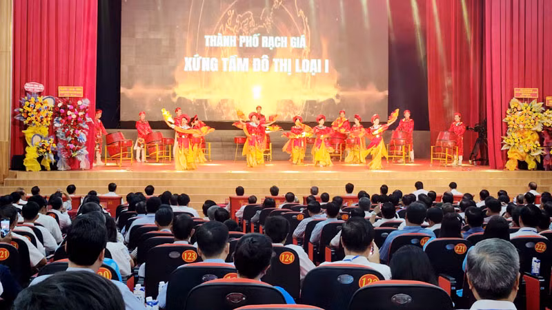 Văn nghệ chào mừng lễ công bố quyết định của Thủ tướng Chính phủ về việc công nhận thành phố Rạch Giá là đô thị loại I.