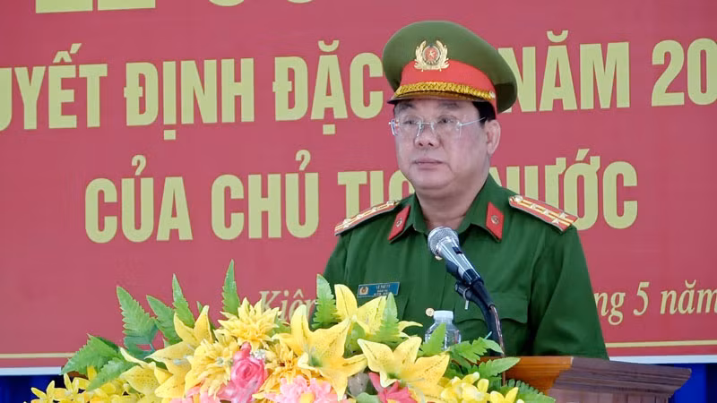 Đại tá Lê Thế Tý, Giám thị Trại giam Kênh 7 công bố quyết định đặc xá của Chủ tịch nước cho 58 phạm nhân được đặc xá. (Ảnh: VĂN VŨ)