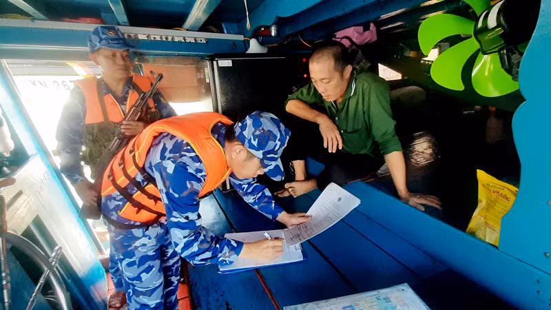 Lực lượng chức năng Bộ Tư lệnh Vùng Cảnh sát biển 4 lập biên bản tạm giữ phương tiện.