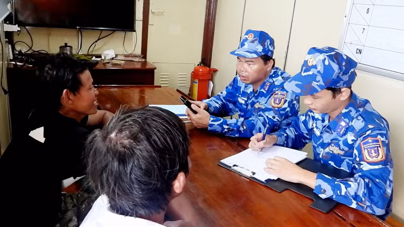 Lực lượng chức năng của Bộ Tư lệnh Vùng Cảnh sát 4 biển xác minh thông tin và trấn an tinh thần hai ngư dân gặp nạn.