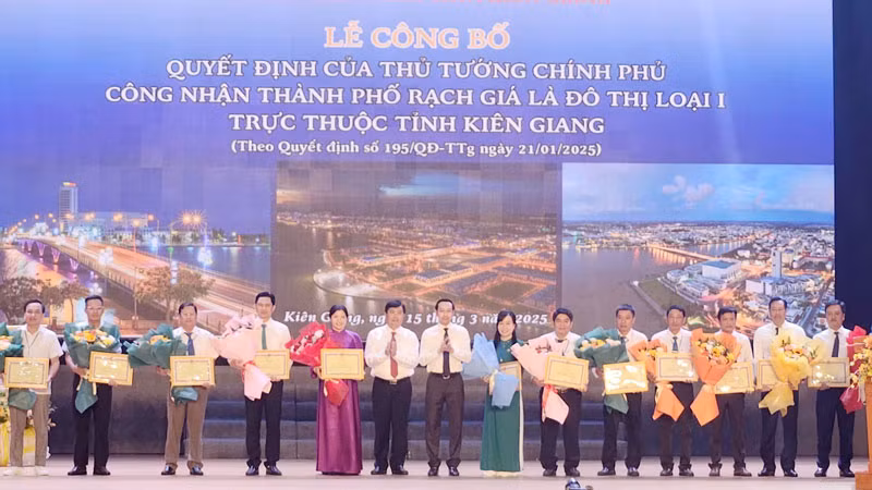 Lãnh đạo tỉnh Kiên Giang tặng bằng khen cho các tập thể, cá nhân có nhiều đóng góp vào sự phát triển của thành phố Rạch Giá.