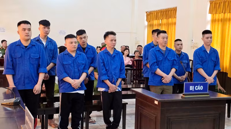 Các bị cáo tại phiên toà. (Ảnh: VĂN VŨ).