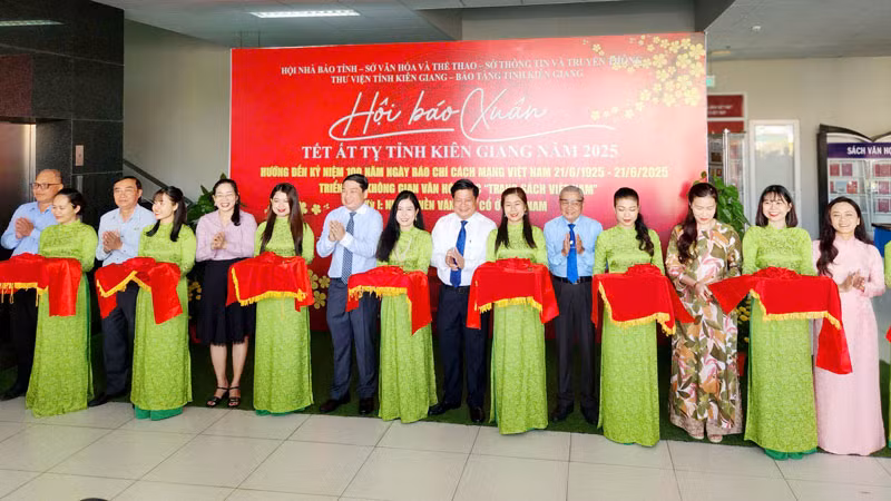 Đại biểu cắt băng khai mạc Hội báo Xuân Ất Tỵ tỉnh Kiên Giang năm 2025.