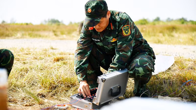 Việc triển khai bắn pháo được kích nổ qua thiết bị điện tử từ xa để bảo đảm an toàn.