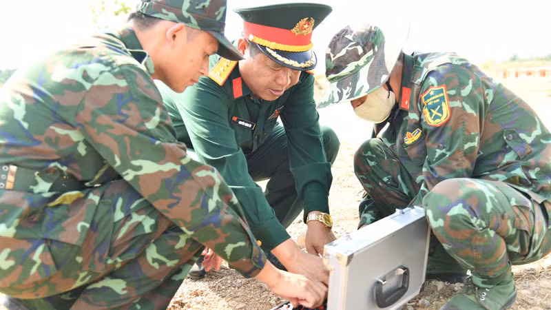 Lãnh đạo Bộ Chỉ huy quân sự tỉnh Kiên Giang trực tiếp kiểm tra công tác lắp đặt pháo hoa tại thành phố Rạch Giá.