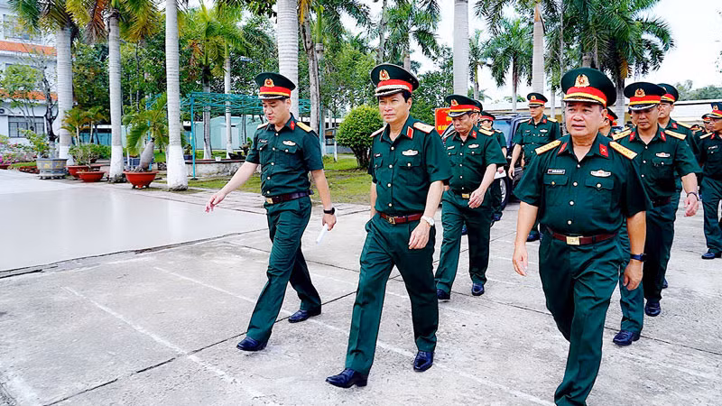Đoàn công tác Quân khu 9 khảo sát tại Trường Quân sự tỉnh Kiên Giang (cũ), tại huyện Châu Thành, tỉnh Kiên Giang. (Ảnh: PHƯƠNG VŨ)