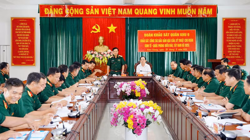 Thiếu tướng Nguyễn Minh Triều, Phó Tư lệnh Quân khu 9 phát biểu tại buổi làm việc. (Ảnh: PHƯƠNG VŨ)