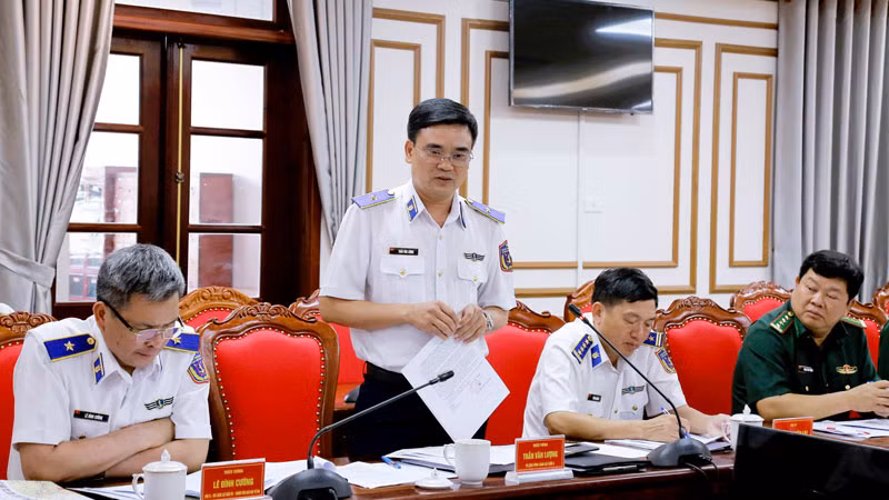 Thiếu tướng Trần Văn Lượng, Tư lệnh Vùng Cảnh sát biển 4, phát biểu tại buổi kiểm tra.