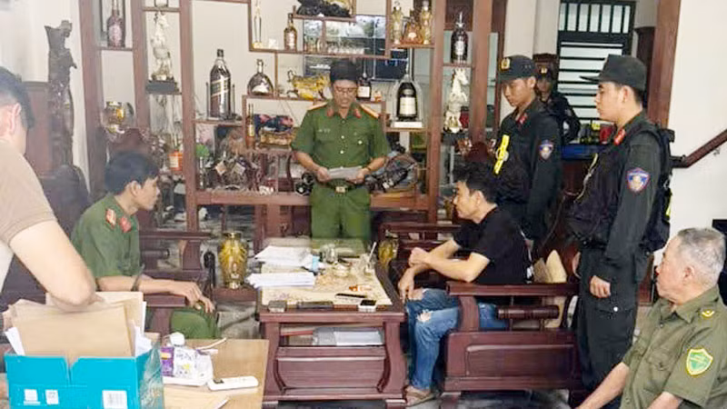 Lực lượng Công an thi hành lệnh bắt quả tang, khám xét khẩn cấp nơi ở của đối tượng Nguyễn Đăng Khoa (đối tượng cầm đầu đường dây đánh bạc). (Ảnh: HOÀNG ĐÔ).
