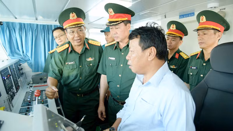 Hải đội dân quân thường trực tỉnh Kiên Giang tiếp nhận 4 tàu dịch vụ hậu cần đóng mới. (Ảnh: PHƯƠNG VŨ)