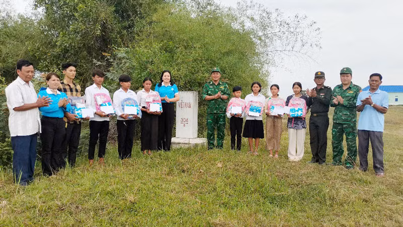 Đồn Biên phòng Phú Mỹ và Hội Liên hiệp Phụ nữ huyện Giang Thành và lực lượng bảo vệ biên giới của Campuchia tổ chức tặng quà, trao kinh phí “Nâng bước em tới trường” cho học sinh Campuchia. (Ảnh: ĐỒN BIÊN PHÒNG PHÚ MỸ)