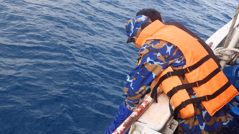 Lực lượng Bộ Tư lệnh Vùng Cảnh sát biển 4 cứu vớt hai ngư dân gặp nạn.