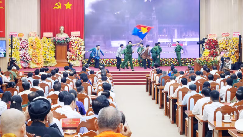 Tiết mục văn nghệ chào mừng Kỷ niệm 50 năm Ngày Giải phóng miền nam, thống nhất đất nước.
