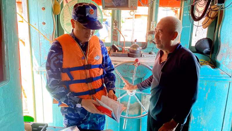 Lực lượng chức năng Bộ Tư lệnh Vùng Cảnh sát biển 4 làm việc với thuyền trưởng.