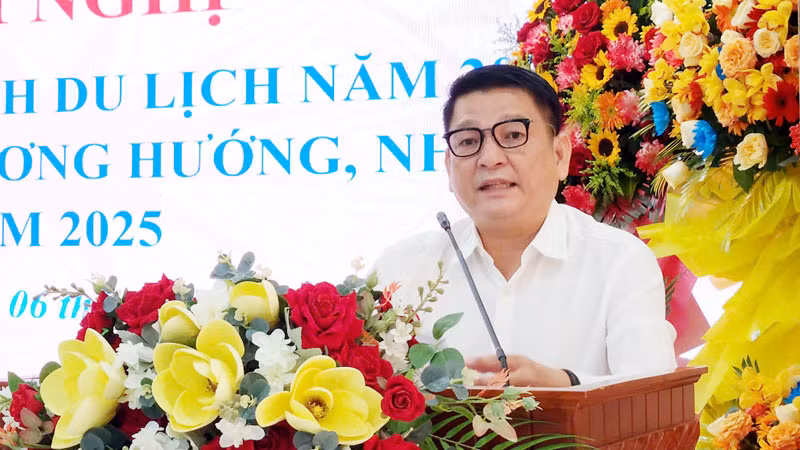 Giám đốc Sở Du lịch tỉnh Kiên Giang Bùi Quốc Thái phát biểu tại hội nghị.