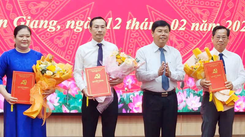 Bí thư Tỉnh ủy Kiên Giang Nguyễn Tiến Hải trao quyết định, tặng hoa chúc mừng lãnh đạo Đảng bộ Ủy ban nhân dân tỉnh.