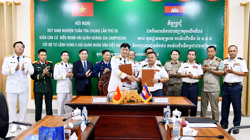 Thượng tá Mai Đăng Danh và Phó Đô đốc May Dina trao biên bản ghi nhớ công tác phối hợp trong thời gian tới.