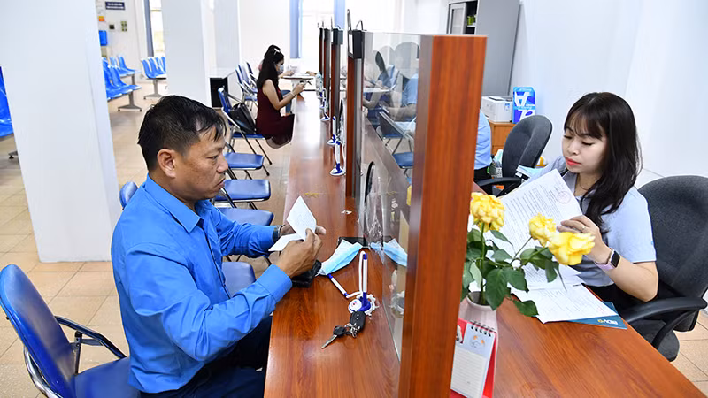 Người lao động làm thủ tục tại Trung tâm Dịch vụ việc làm Hà Nội. (Ảnh: Thủy Nguyên) 