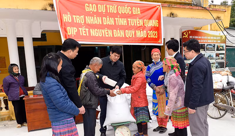 Cấp gạo hỗ trợ Tết Nguyên đán cho người dân tại Tuyên Quang. (Ảnh: GDSR)