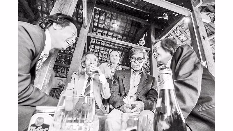 Vợ chồng nhạc sỹ Văn Cao cùng bạn bè ngày 23-11-1994 - Ảnh: Nguyễn Đình Toán