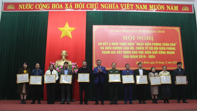 Chủ tịch Ủy ban nhân dân tỉnh Quảng Bình Trần Thắng trao bằng khen cho các tập thể, cá nhân có thành tích xuất sắc.