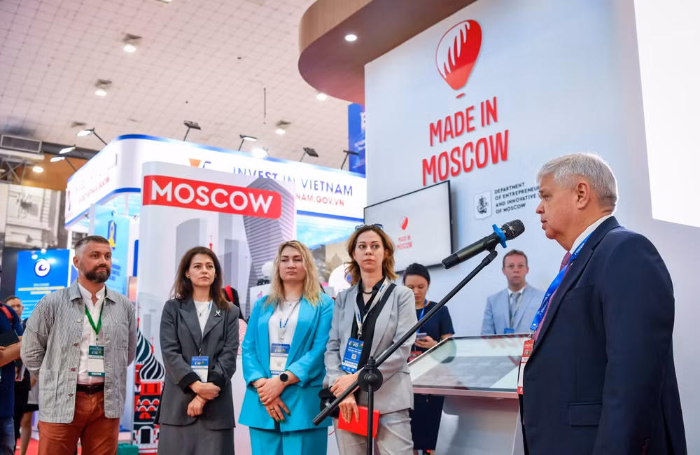 Ông Viacheslav Kharinov, Trưởng đại diện Cơ quan Thương mại Liên bang Nga tại Việt Nam phát biểu khai mạc gian triển lãm Made in Moscow