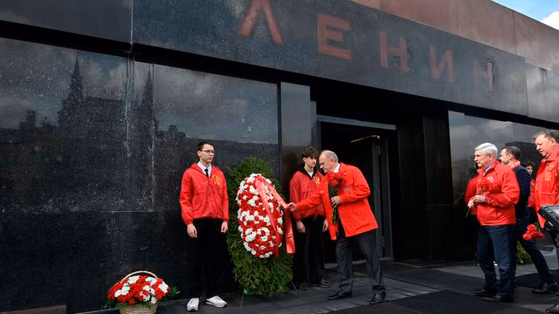 Lãnh đạo Đảng Cộng sản Liên bang Nga đặt hoa tại Lăng V.I.Lenin. (Ảnh: KPRF.RU)