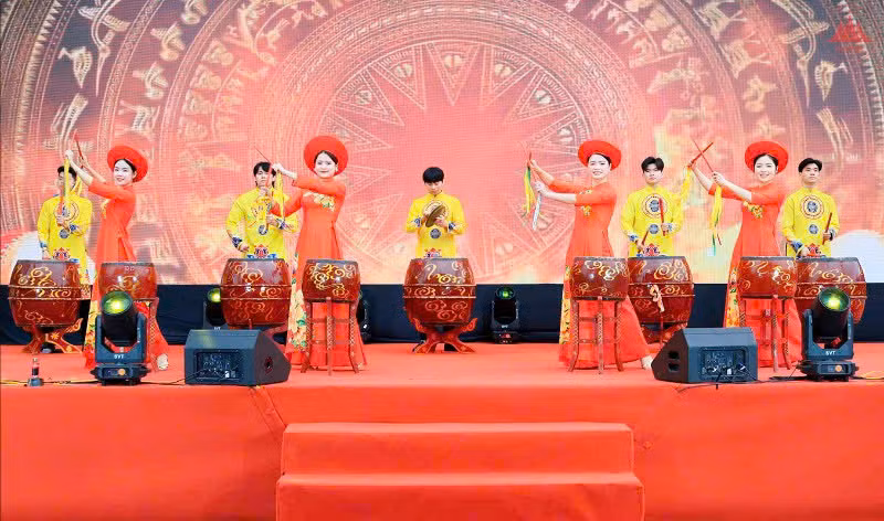 Chương trình biểu diễn nghệ thuật tại Ngày hội du lịch xuân.