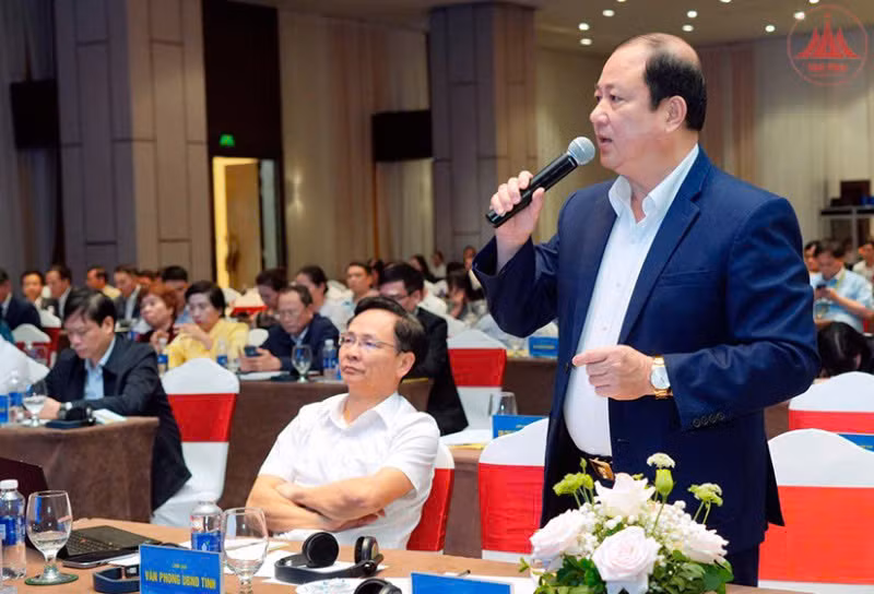 Ông Hoàng Long Biên, Trưởng Ban Quản lý các khu công nghiệp tỉnh giải đáp thắc mắc của doanh nghiệp.