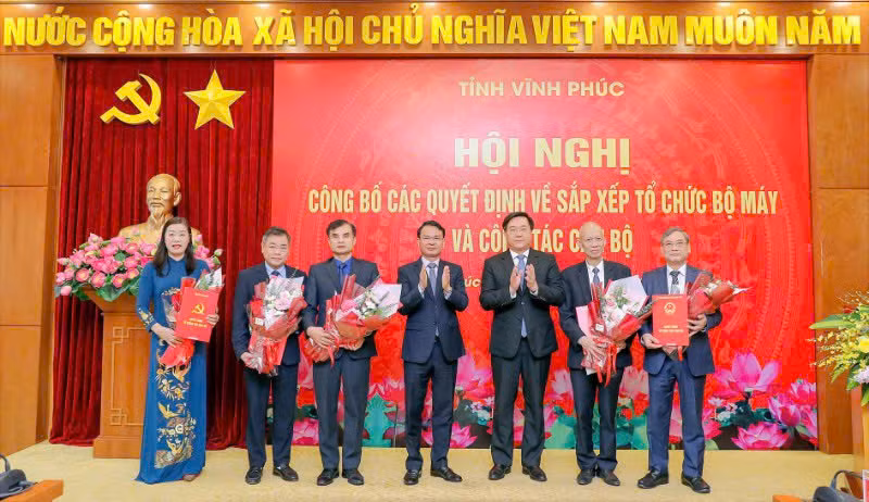 Lãnh đạo tỉnh chúc mừng các đồng chí nghỉ hưu sớm.