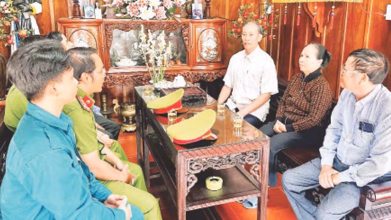 Các thành viên Ban Chỉ đạo mô hình phối hợp tuyên truyền, vận động đồng bào giáo dân tích cực tham gia phong trào Toàn dân bảo vệ an ninh Tổ quốc.