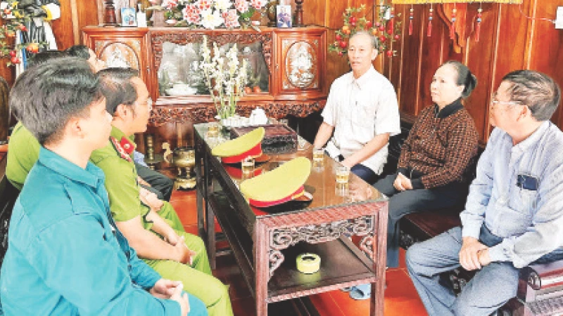 Các thành viên Ban Chỉ đạo mô hình phối hợp tuyên truyền, vận động đồng bào giáo dân tích cực tham gia phong trào Toàn dân bảo vệ an ninh Tổ quốc.