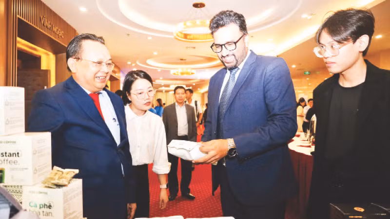 Khách Ấn Độ tìm hiểu sản phẩm công nghiệp, du lịch Khánh Hòa.