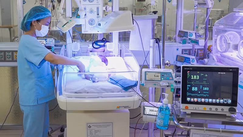 Thực hiện kỹ thuật thay máu toàn phần cho trẻ sơ sinh bị vàng da nặng tại khoa Hồi sức Cấp cứu Sơ sinh (Bệnh viện Sản Nhi Nghệ An).