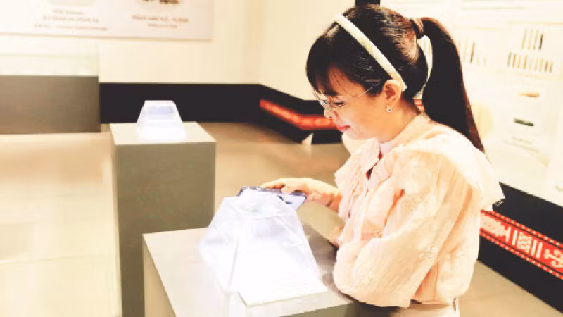 Cán bộ Bảo tàng Đắk Lắk kiểm tra, bảo vệ Bảo vật quốc gia “Sưu tập mũi khoan đá Thác Hai”.