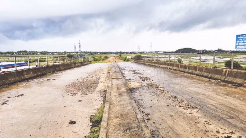 Đường nối từ nút giao thông Trì Bình đến Dung Quất chỉ còn một đoạn khoảng 800m bị bỏ hoang không được hoàn thiện 6 năm nay.