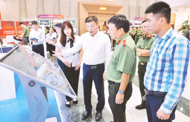 Triển lãm về tính năng, mô hình chuyển đổi số của các đơn vị trong lực lượng Công an nhân dân. (Ảnh PHẠM KIÊN)