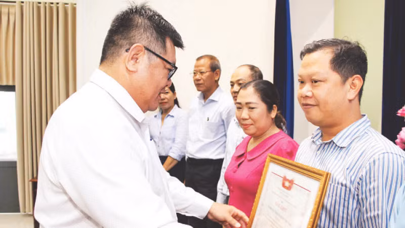 Ủy ban Mặt trận Tổ quốc Thành phố Hồ Chí Minh khen thưởng các đơn vị thực hiện tốt các công tác đối ngoại nhân dân. 