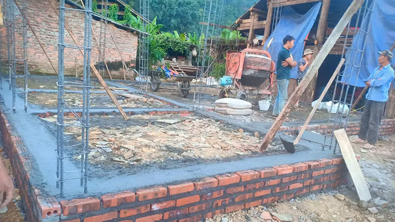 Một hộ gia đình ở thôn Na Cạp, xã Lùng Khẩu Nhin, huyện Mường Khương (Lào Cai) được hỗ trợ xây nhà mới.