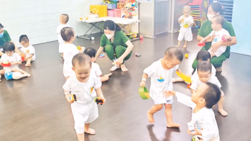 Chăm sóc trẻ em có hoàn cảnh khó khăn, cơ nhỡ tại Làng Thiếu niên Thủ Đức (Thành phố Hồ Chí Minh).