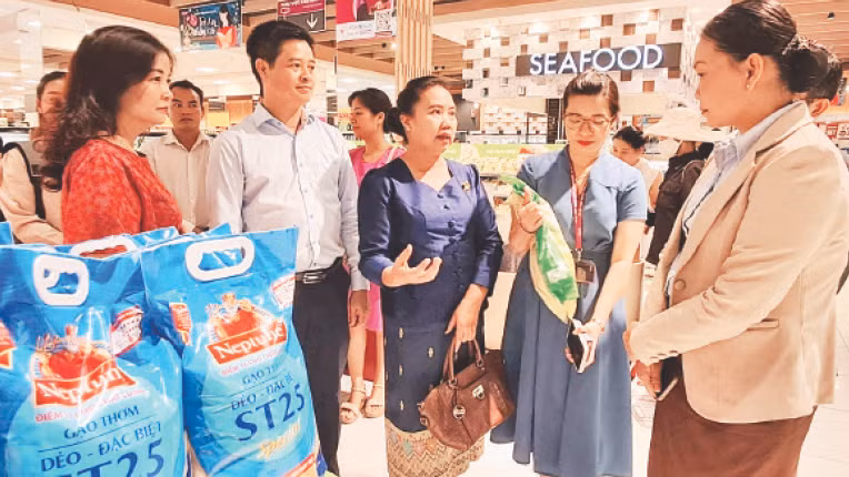 Đoàn công tác của Sở Công thương Viêng Chăn tham quan Trung tâm thương mại AEON Mall Hà Đông (Hà Nội).